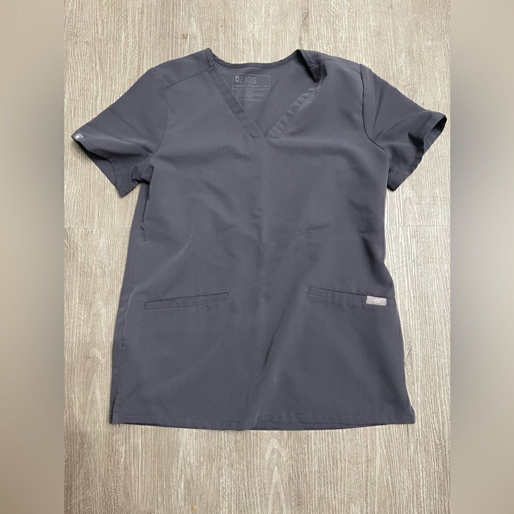Figs women's Charcoal Casma™ Three-Pocket Scrub Top